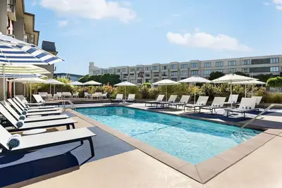 Image de Peaceful Retreat Steps From Pier 39 | 2 Stunning City View Rooms w/ Pool Access