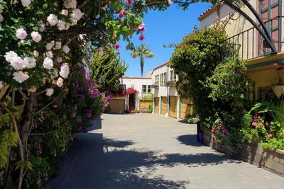 Image de Street-Facing Dog-Friendly Queen Room with Kitchen, Free Parking & Wi-Fi