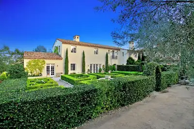Image de Aix-en-Provence style French chateau with pool and gardens