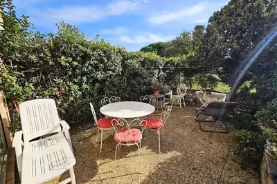 Image de Studio rez de jardin au calme, proche de la mer, parking. .