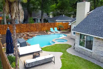 Image de Woodbridge Bungalow - Near Iah 4bd 2bth Spa