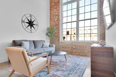 Image de Modern Escape | Pool | Easy Access to Dt & More!