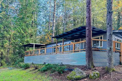 Image de Charming modern farmhouse with water views, fire pit, bbq grill