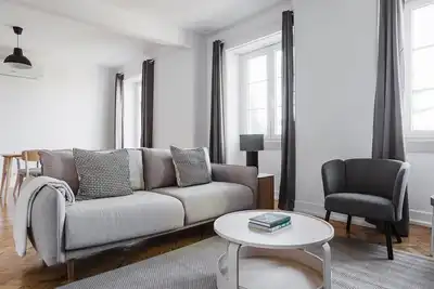 Image de Blueground | Avenida de Roma 2bd apartment