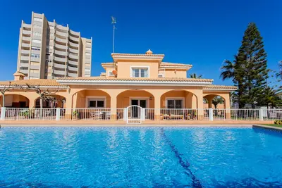 Image de Large villa 2nd Line of the Mediterranean for 22 px