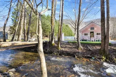 Image de Fairytale Creekside Cottage w/Firepit & Petting Zoo–Ideal For Families & Couples