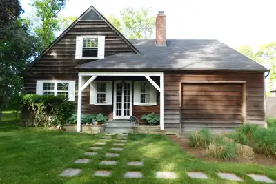 Image de Charming 3-bedroom barn house on 1-acre in Water Mill w/ Fireplace, WiFi, W/D