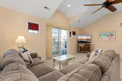 Image de Close To Beach, Boards, Rides, Bars & Restaurants! Large Condo Sleeps 10!