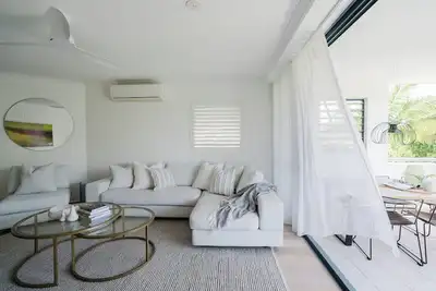 Image de Sandy by Salty Stays - Centrally located in Sunshine Beach, walk to the Village