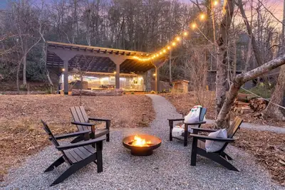 Image de Drifter- Glamping, Toccoa Riverfront, hot tub, bath house, fire pit, hammock.