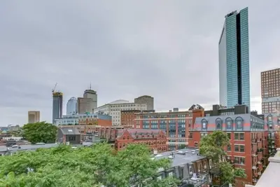 Image de Luxurious Boston Penthouse w roof deck and hot tub