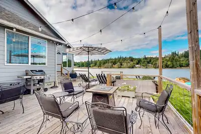 Image de Entire waterfront property with hot tub, fire pits, patio & private beach access