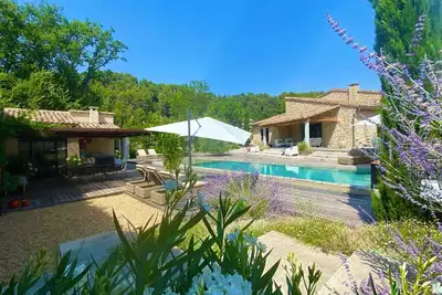 Image de La Petite Villa Azul à Ménerbes, climatisation, piscine chauffée et sécurisée