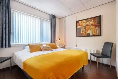 Image de Stay at Hotel-Pension Ouddorp, near sea and beach, just a 3-minute walk from the village center. Comfortable rooms with private bathroom. Ideal for a relaxing getaway or an active beach holiday!