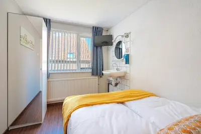 Image de Stay at Hotel-Pension Ouddorp, close to the sea and beach, just a 3-minute walk from the center. Comfortable rooms. The perfect base for a relaxing holiday or an active day at the beach!