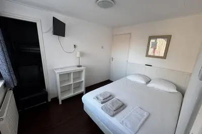 Image de Stay at Hotel-Pension Ouddorp, near sea and beach, just a 3-minute walk from the village center. Comfortable rooms with private bathroom. Ideal for a relaxing getaway or an active beach holiday!