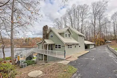 Image de Woodland Water Hideaway by Chatuge Home Concierge<br>Lakefront, firepit, dock, pool table