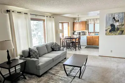Image de Bright & Spacious Downtown 2 Bedroom Apt w/ King bed!