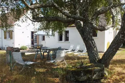 Image de Gîte 15 pers. en Corrèze : 20 ha privés avec forêt, étang et rivière