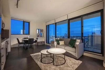 Image de New! Poolside Bliss: 22fl Dt Tower View Free Banff Pass, Gym, Wine!