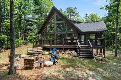 Image de Tranquility Point | Lux lakefront retreat, private dock, firepit, kayak, & Ac