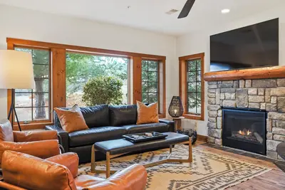 Image de 2 Br | Creekside Condo | Ski In/Ski Out | Hot Tub | Sleeps 8 | Pet Friendly