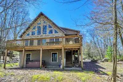 Image de \"Hilltop Hideaway\" Near Skiing, Lake/ Beach Access, Hot Tub, Fire Pit, Pool Table, Gas Grill