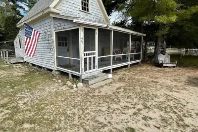 Image de Rustic Lakeside Cottage. Large Sandy Beach