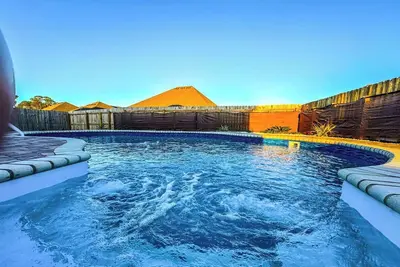Image de New Home with Private Pool Perfect Winter Getaway!