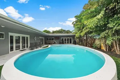 Image de Elegant Hollywood Escape: Your Perfect Retreat!