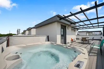 Image de Spacious 3-Bedroom Townhome - Rooftop Hot Tub with Mountain Views and Garage