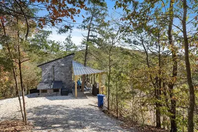 Image de Cozy cabin in charming Eureka Springs with WiFi and Ac