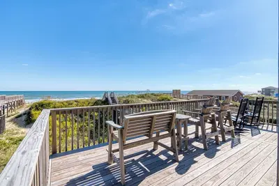 Image de Bright and beachy oceanfront home just steps from the beach in South Nags Head!