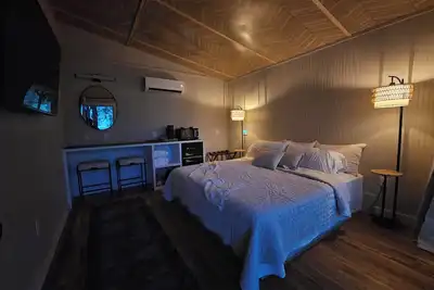 Image de Romantic cabin for 2 nestled under the oaks of Lbj Grasslands