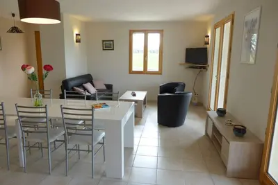 Image de Gîte Les Rauffets, récent, grand terrain au milieu d'une grande prairie privée