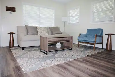 Image de Charming 2-bedroom 1 bath nestled centrally in the city.
