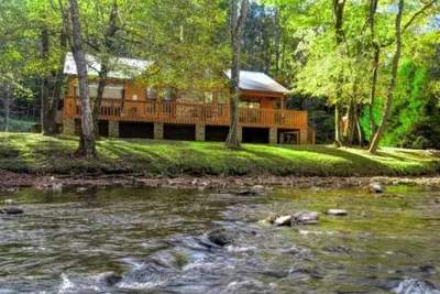 Image de Creekside Cabin | Hot Tub | Wi-Fi | Pet-Friendly