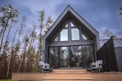 Image de Charming New Modern Chalet in the Woods - near fishing, skiing, trails-Cabin 2