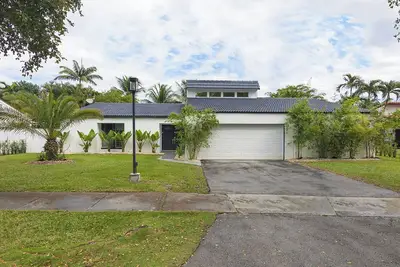 Image de Sunset Retreat - Spacious 5-bedroom house with Pool in awesome Miami