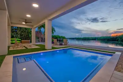 Image de New! Private Pool, 50’ Dock, Kayaks, Waterfront