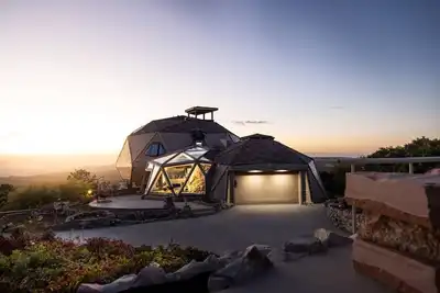 Image de The KingDome: A Unique, Royal Experience w/ Hot Tub | Gym | Steam Room & Views! !