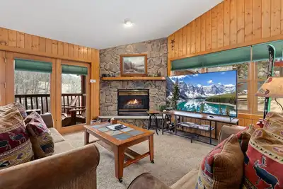 Image de Lux 1br W/Pvt balcony, jet tub, fireplace, mtn view