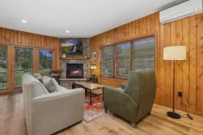 Image de Lux 1br W/Patio, jet tub, fireplace, mtn view