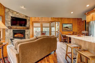 Image de Lux 2br W/Pvt balcony 2x, mtn view, jet tub, fireplace
