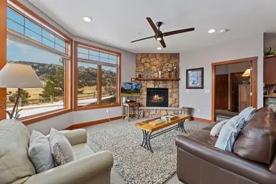 Image de Lux 1br W/Patio, jet tub, fireplace, mtn view