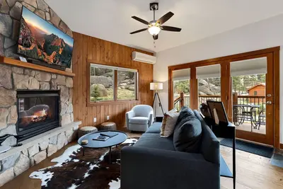 Image de 2 Br  W/Pvt deck, jet tub, fireplace, mtn view