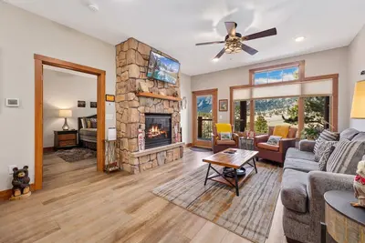 Image de Lux 1br W/pvt balcony, jet tub, fireplace, mtn view