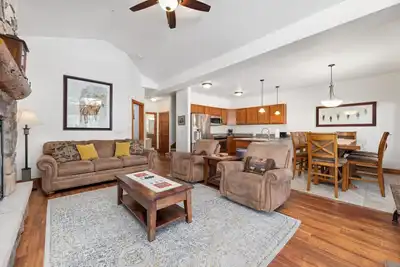 Image de Lux 2br W/Pvt balcony, jet tub, fireplace, mtn view