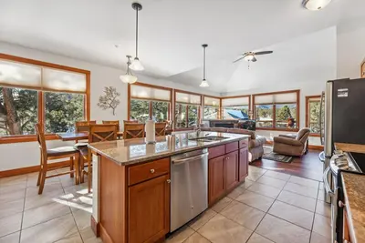 Image de Dlx 2br W/Pvt balcony, jet tub, fireplace, mtn view