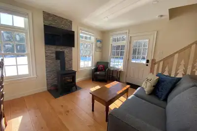 Image de Custom built 2-bedroom cabin on 3 acres. Two miles to Ludlow town center.